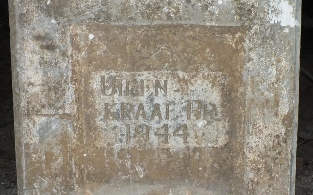 Die gedenksteen van Uilkraalrivier se laagwaterbruggie (1944) wat by die nuwe brug opgerig gaan word